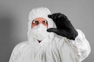 Bir tıp bilimcisi ya da isyan dişli bir polis memuru işaret