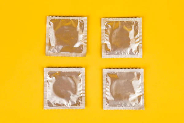 La discriminación sobre un fondo amarillo. El concepto de sexo seguro . —  Fotos de Stock