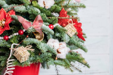 Beyaz arkaplanda Noel ağacı.