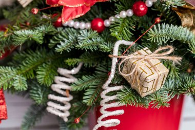 Beyaz arkaplanda Noel ağacı.