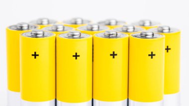Beyaz arkaplanda AA alkali piller.