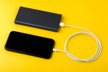 Akıllı telefon, sarı sırtüzerinde Usb kablosu ile power Bank ile şarj