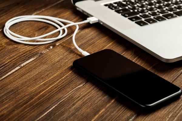 Usb kablosu telefonunuzu ve dizüstü bilgisayarınızı birbirine bağlar