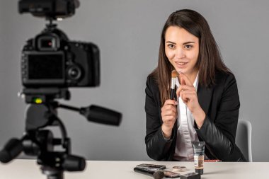 Genç ve güzel kadın profesyonel vlogger veya blog yazarı vid yazıyor