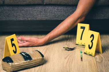 F üzerinde yalan uyuşturucu kullanan bir şırınga uyuşturucu bağımlısı bir adamdır