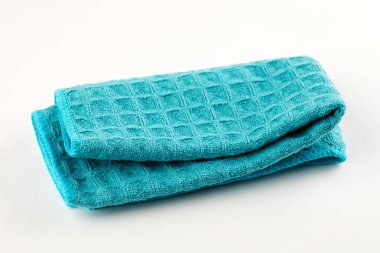 Beyaz arka planda temiz mavi mutfak havlusu.