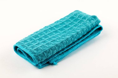 Beyaz arka planda temiz mavi mutfak havlusu.