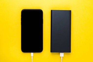 Akıllı telefon, sarı sırtüzerinde Usb kablosu ile power Bank ile şarj