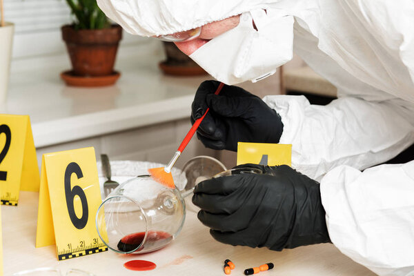 Следы, найденные на бокале вина на месте преступления. Был найден с
