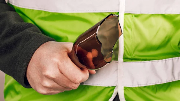 Homme en gilet jaune protestant avec une bouteille cassée à la main — Photo