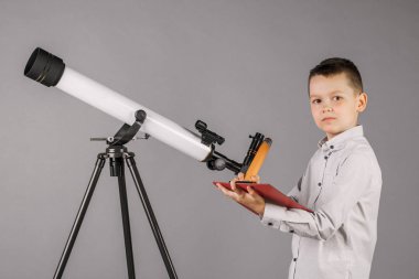 genç astronom bir teleskop ile bakar ve sekmesinde yazıyor
