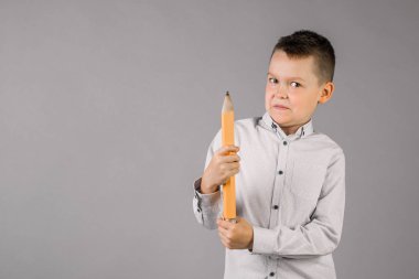 çocuk büyük bir kalem tutuyor, okul kavramı, eğitim