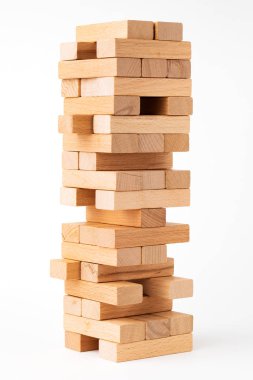 Beyaz arka plan üzerinde izole bloklar ahşap oyunu kadar kapat.