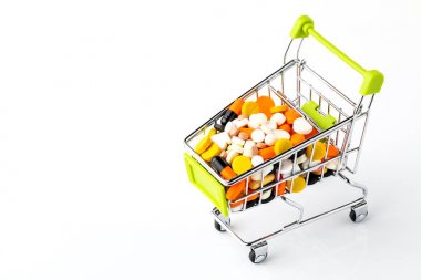 beyaz arka plan üzerinde izole ilaçlar ile sepet.