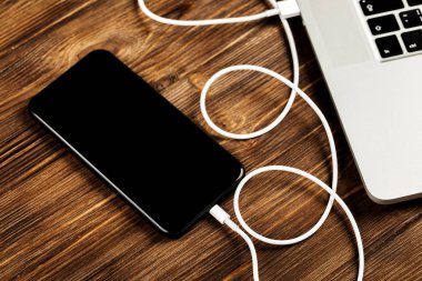 Usb kablosu telefonunuzu ve dizüstü bilgisayarınızı birbirine bağlar