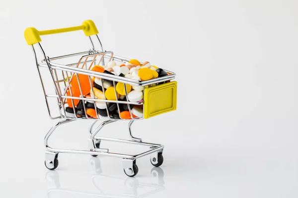 Cesta com drogas isoladas em fundo branco . — Fotografia de Stock