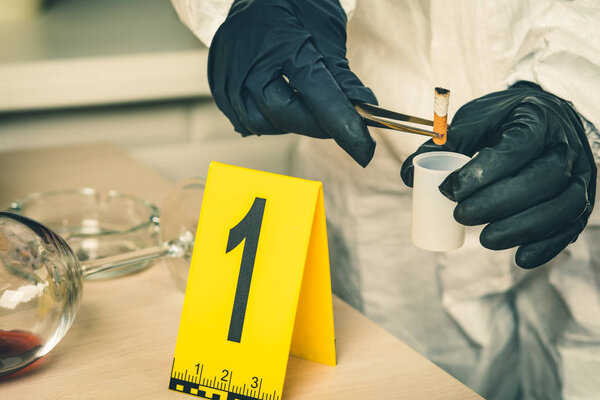 Следствие на месте преступления нашло окурок
.