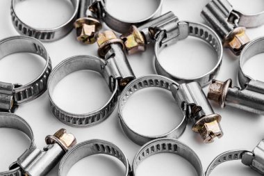 Beyaz bac izole hortum bağlantısı için farklı metal kelepçeler