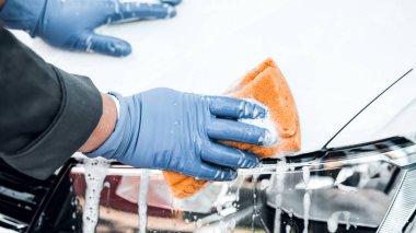 Bir adam bir sabun beyaz araba yıkar. Temizlik kavramı