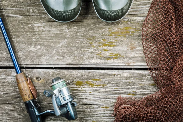 Aparejos de pesca, anzuelos y cebos sobre fondo de madera — Foto de Stock