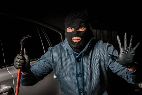 Zloděj mužů otevře dveře auta s páčem. — Stock fotografie
