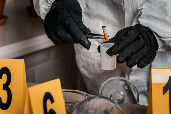 Следствие на месте преступления нашло окурок
.