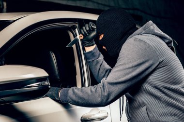 Balaclava'da bıçakla tehdit eden soyguncu bir ba'yı elinden aldı.