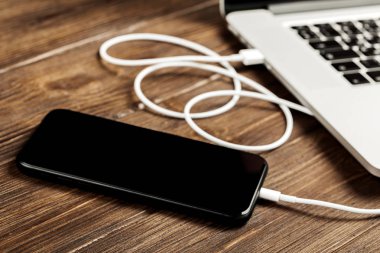 Usb kablosu telefonunuzu ve dizüstü bilgisayarınızı birbirine bağlar