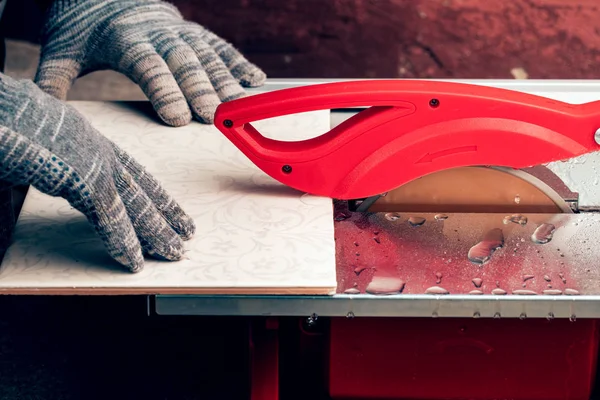 Cutting floor tiles using tile cutter machine, Cutting ceramic t — Stock Photo, Image