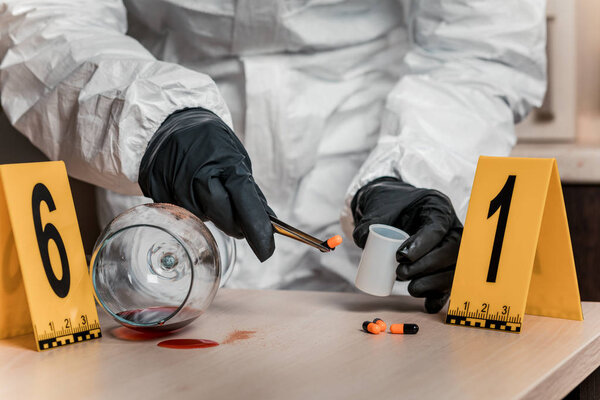 Судмедэксперт собирает улики на месте преступления. Отравление
