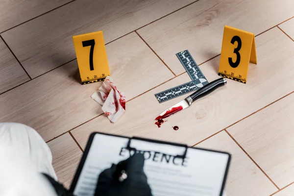 Criminologist at the scene of the crime, records and inspects th — Stock Photo, Image