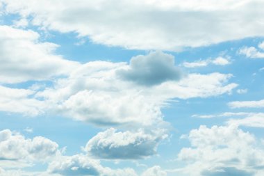 Bulutlu mavi gökyüzü. Arkaplan.