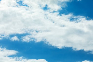 Bulutlu mavi gökyüzü. Arkaplan.