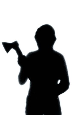 Elinde baltayla buzlu camın arkasında tehlikeli bir adam var. Salon