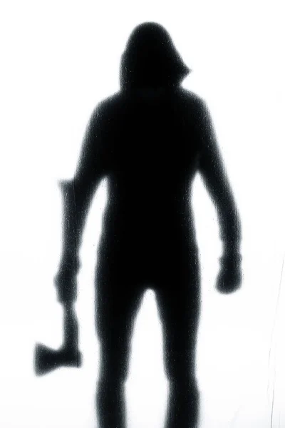 Homem perigoso atrás de vidro fosco com um machado na mão. Salão — Fotografia de Stock