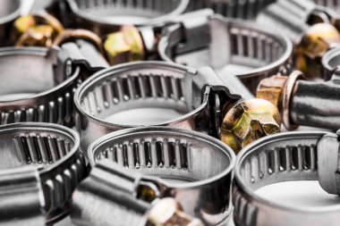 Beyaz bac izole hortum bağlantısı için farklı metal kelepçeler