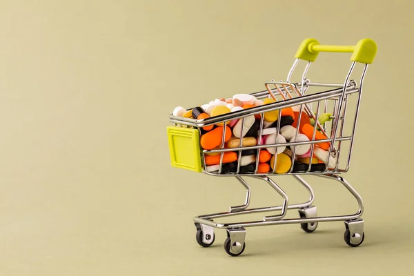 Carro di pillole. sfondo verde. Copia spazio per testo — Foto Stock