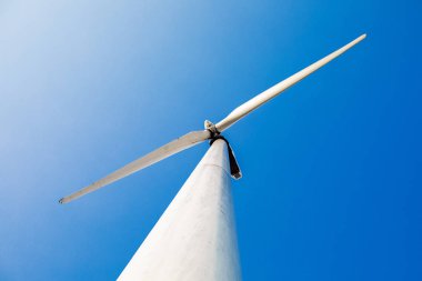 Elektrik üretimi için yel değirmenleri.