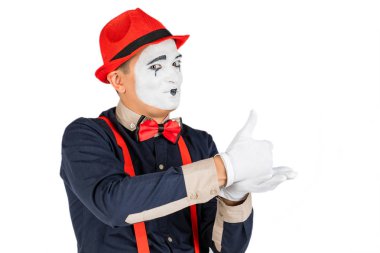 Pandomim sanatçısı elleriyle numaralar yapar. Komik pandomim şovu.