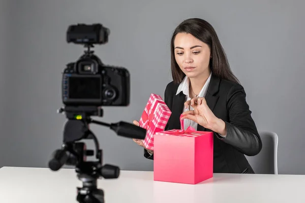 Joven hermosa bloguera profesional escribe video para compartir — Foto de Stock