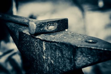 Nalbantın çekici örsün üstünde. el emeği