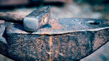 Nalbantın çekici örsün üstünde. el emeği