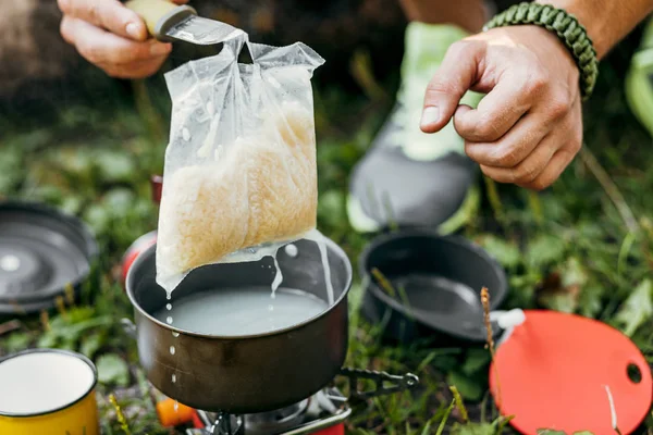 Tourist eats food in the summer forest. Outdoor recreation. — Stock fotografie