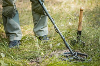 Elektronik metal dedektör ütülcü, açık arka planlı adam.
