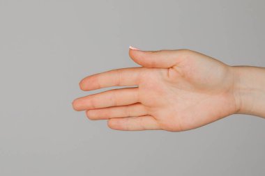 Beyaz arkaplanda kadın eli.