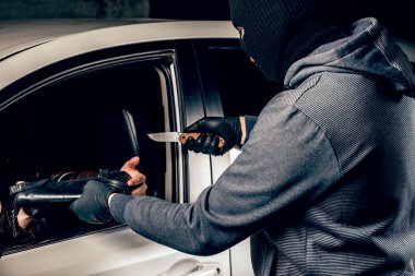 Balaclava'da bıçakla tehdit eden soyguncu bir ba'yı elinden aldı.