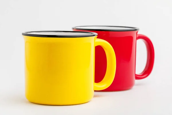 Taza de hierro esmaltada, sobre fondo blanco . — Foto de Stock