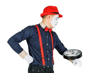 Beyaz arka planda izole saat ile Komik palyaço.