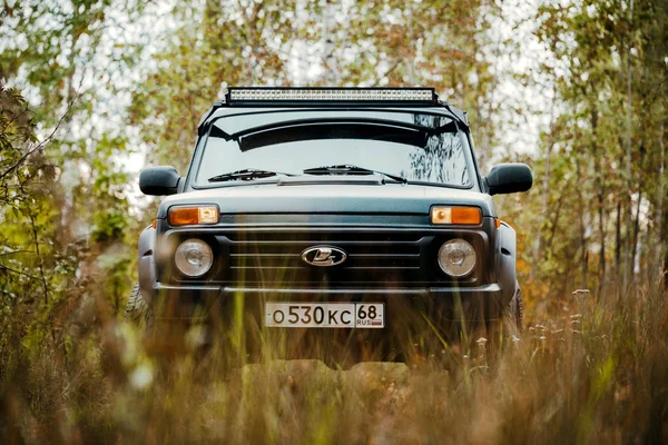 Tambov Ryssland.16.09.2019. s. Ryska Suv Lada Niva och träd i aut — Stockfoto