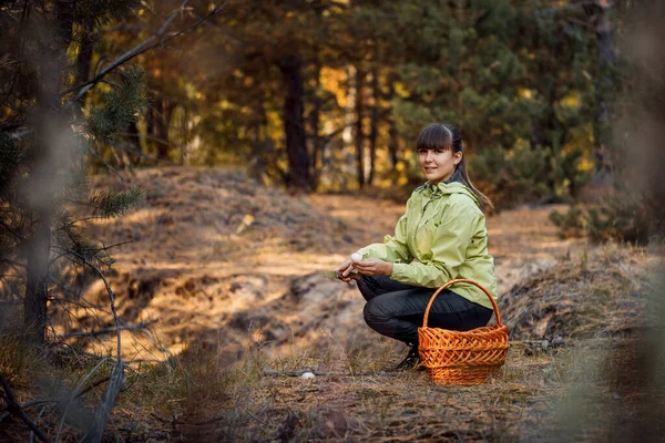 Menina bonita na floresta de outono para reunir cogumelos. Fica aqui. — Fotografia de Stock
